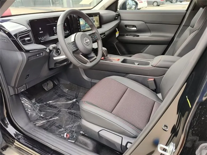 2025 Nissan Kicks SR photo 1