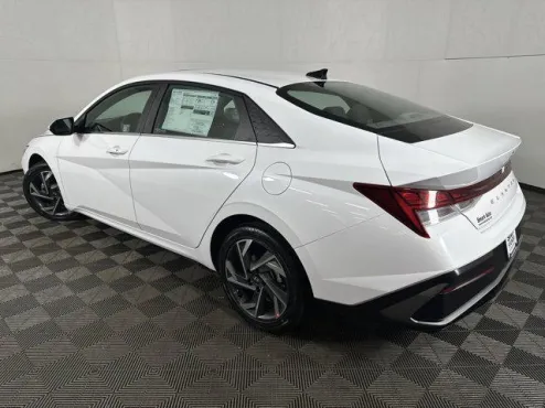 2025 Hyundai Elantra SEL Convenience photo 4