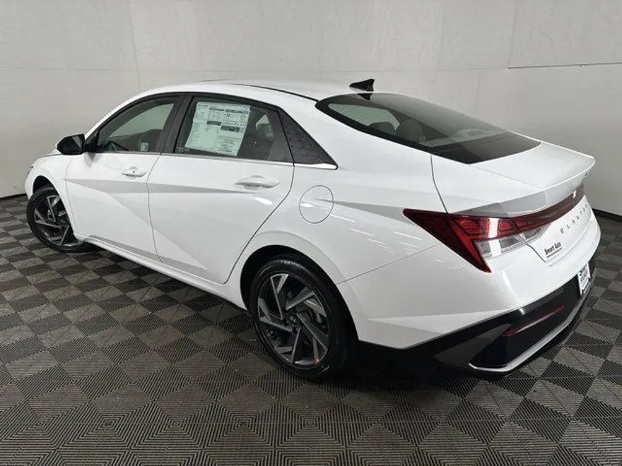 2025 Hyundai Elantra SEL Convenience photo 4