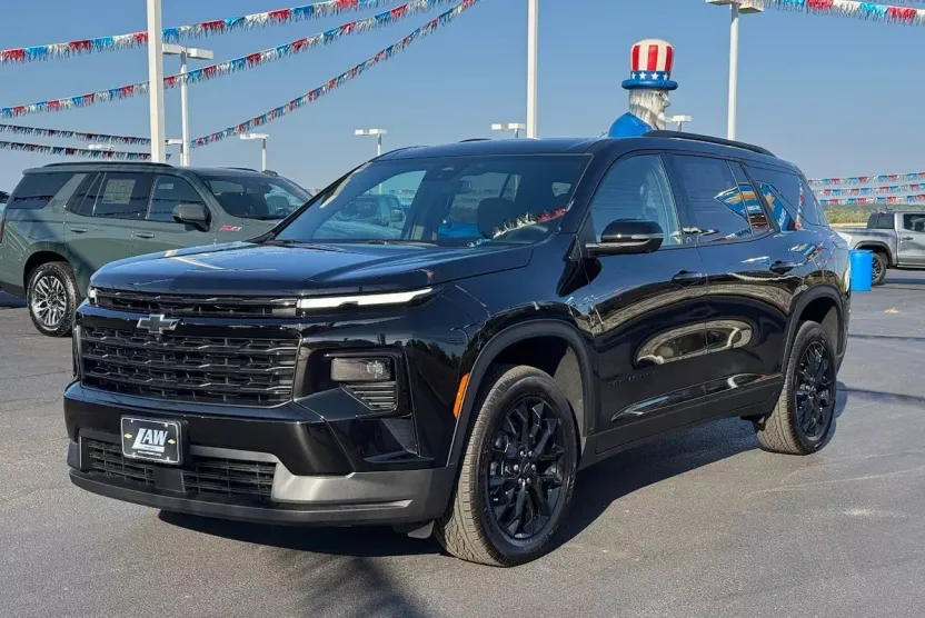2025 Chevrolet Traverse photo 1