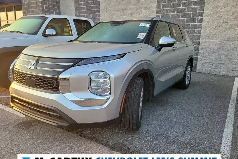 2025 Mitsubishi Outlander ES photo 1