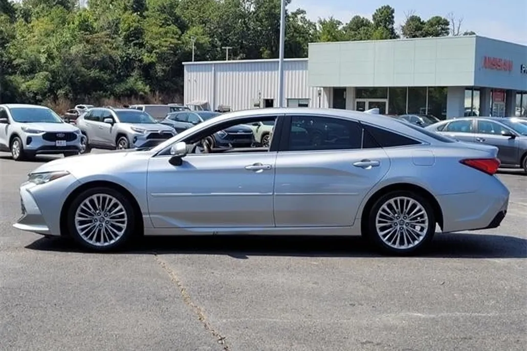 2019 Toyota Avalon Limited photo 1
