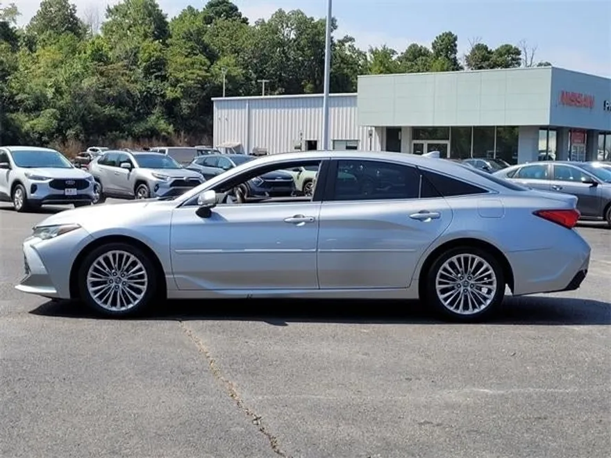2019 Toyota Avalon Limited photo 1