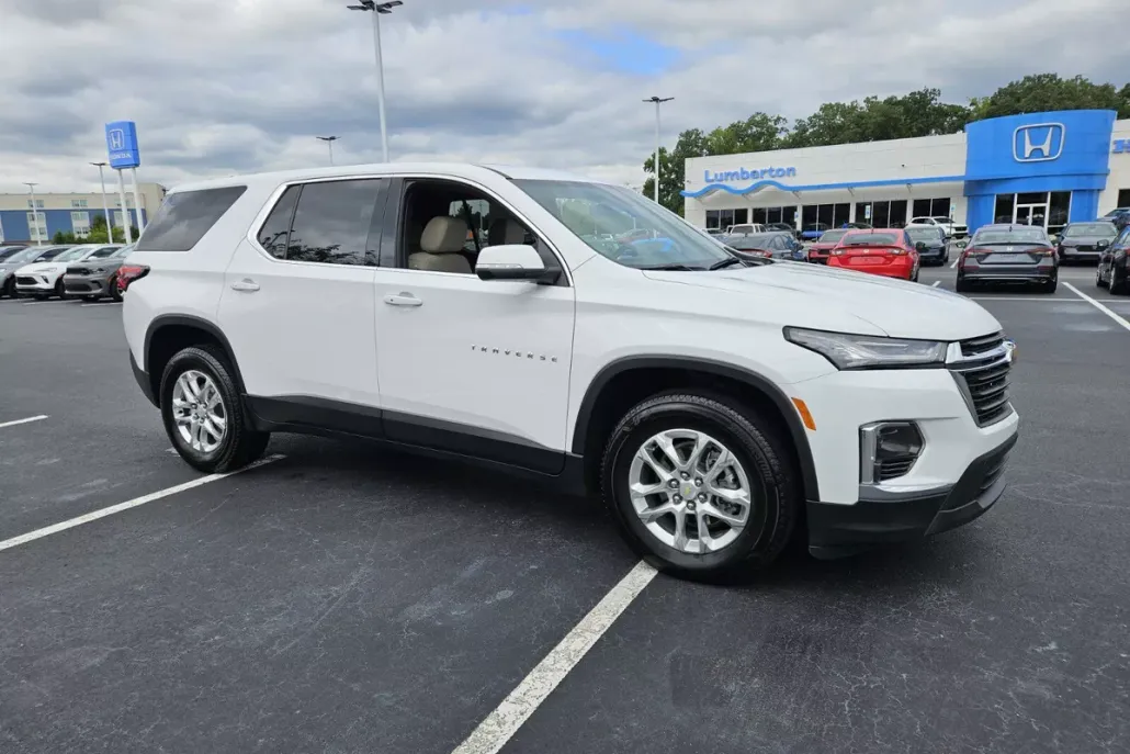 2023 Chevrolet Traverse LS photo 1