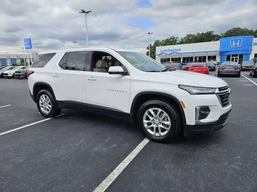 2023 Chevrolet Traverse LS photo 1