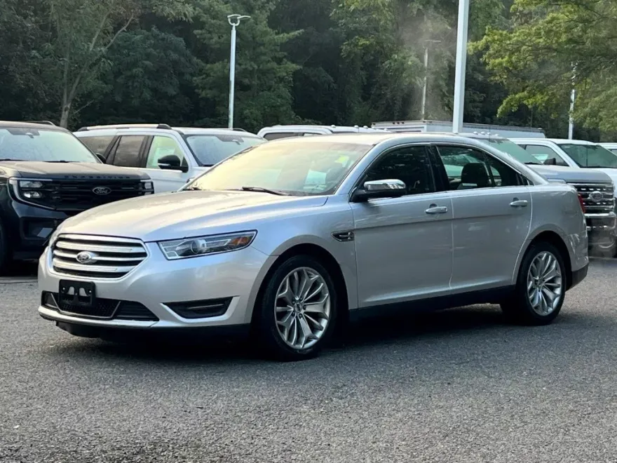 2016 Ford Taurus Limited photo 1
