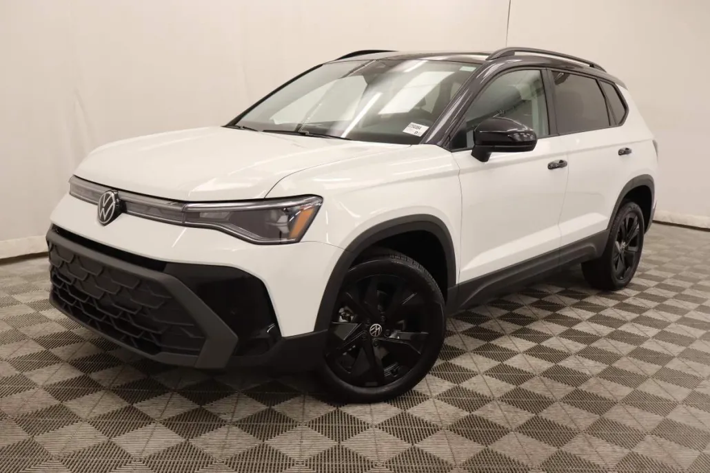 2025 Volkswagen Taos SE photo 1