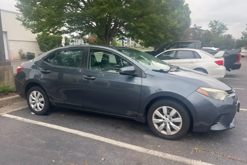 2016 Toyota Corolla LE photo 1