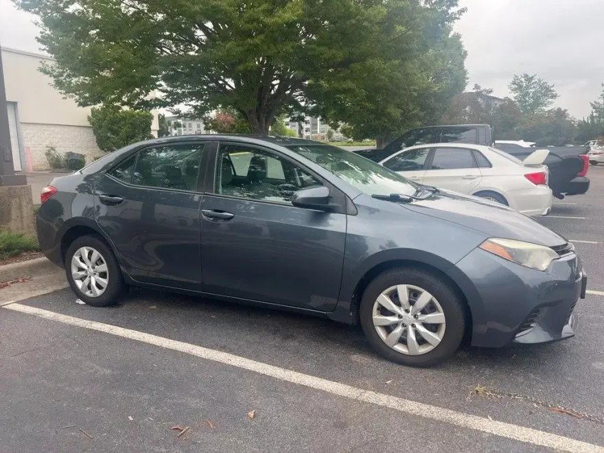 2016 Toyota Corolla LE photo 1