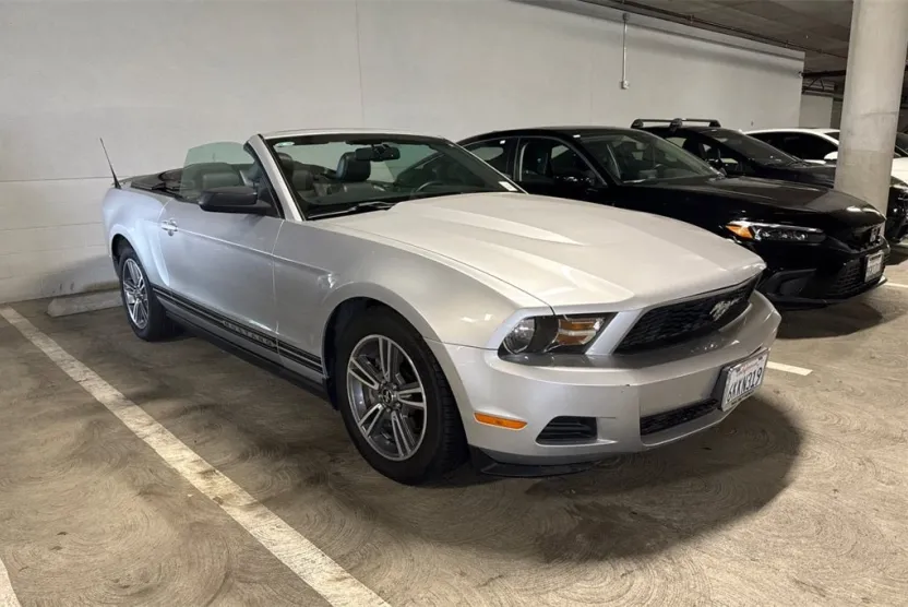2010 Ford Mustang V6 photo 1