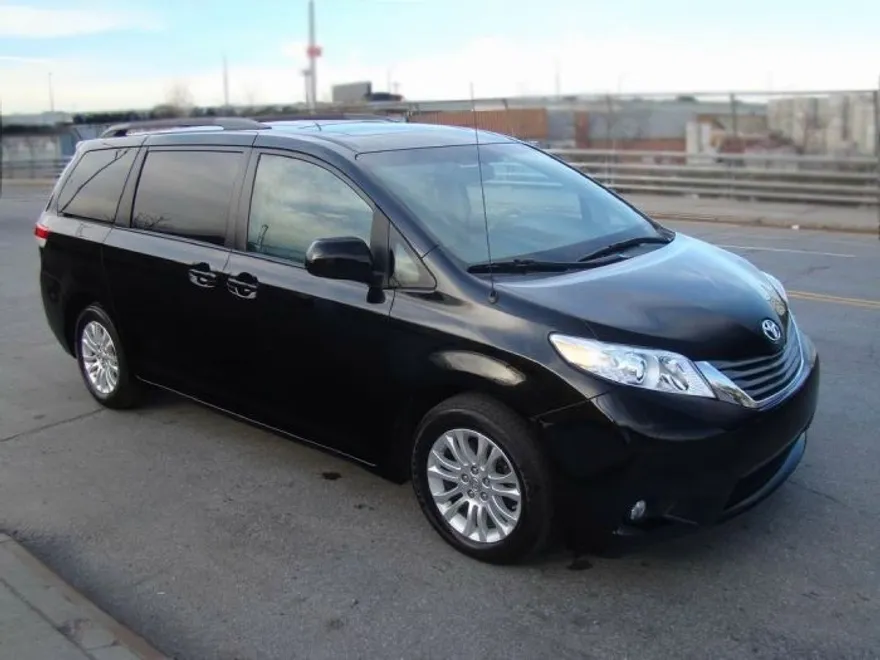 2012 Toyota Sienna XLE photo 1