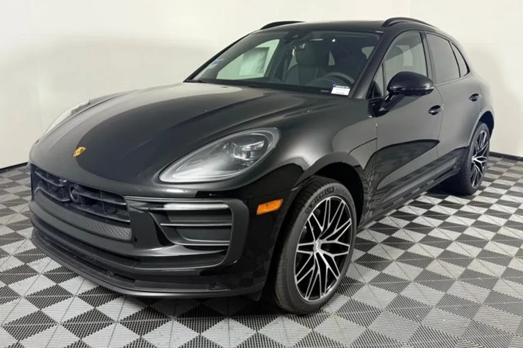 2025 Porsche Macan T photo 1