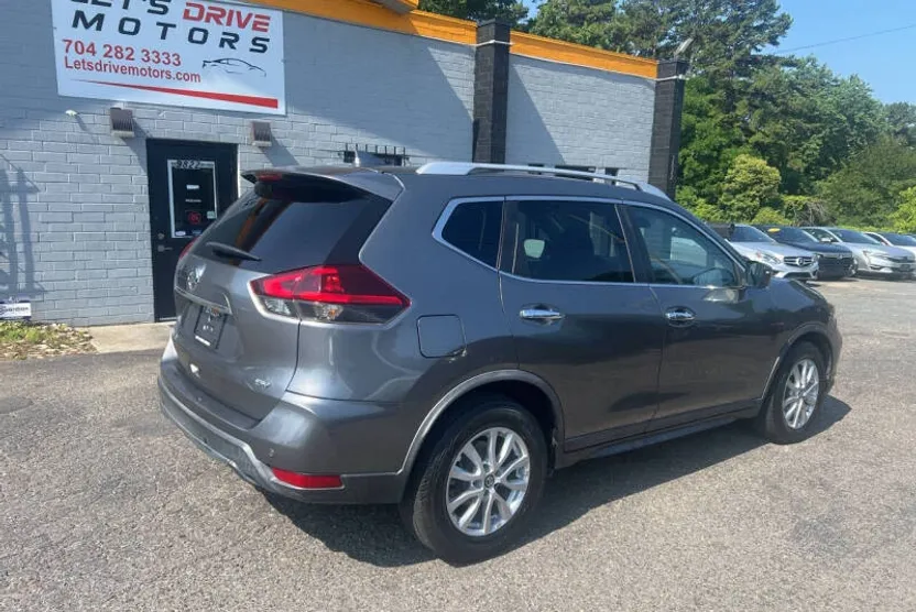 2020 Nissan Rogue SV photo 1