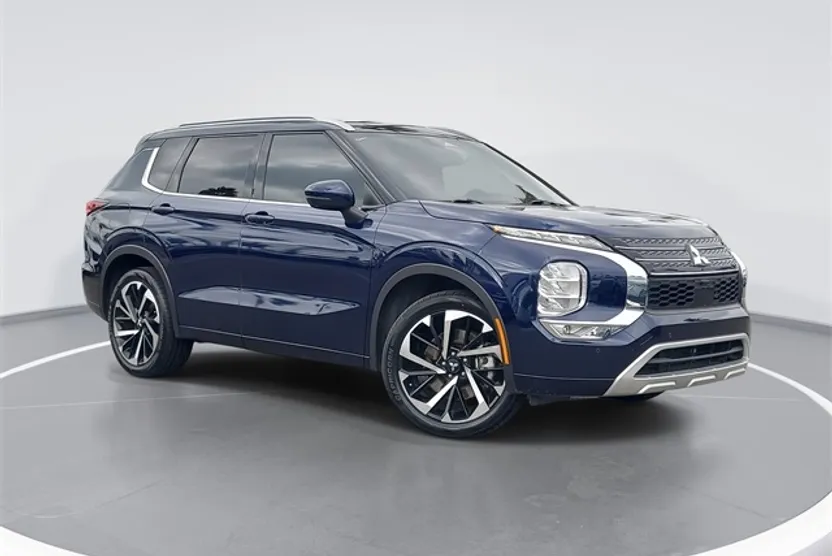 2023 Mitsubishi Outlander SEL photo 1