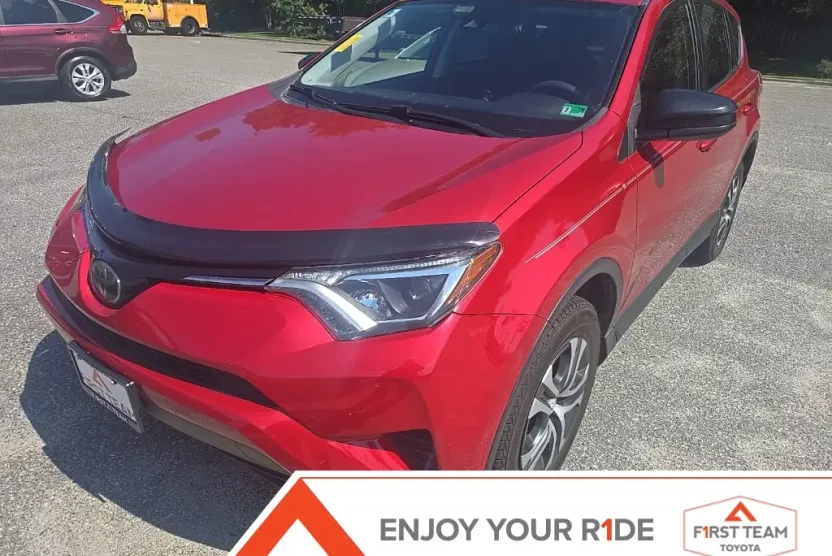 2017 Toyota RAV4 LE photo 1