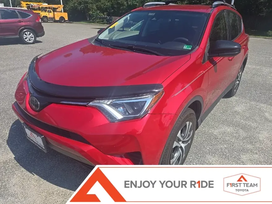 2017 Toyota RAV4 LE photo 1
