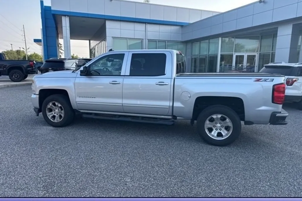 2018 Chevrolet Silverado 1500 LT photo 1