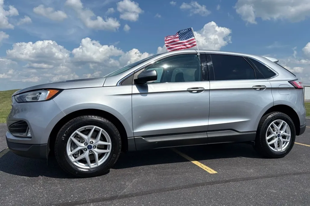 2022 Ford Edge SEL photo 1