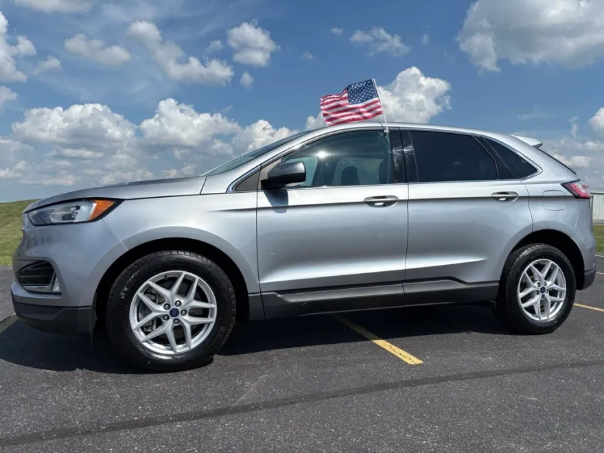 2022 Ford Edge SEL photo 1