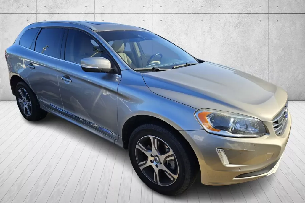 2015 Volvo XC60 T6 Platinum photo 1