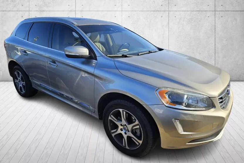 2015 Volvo XC60 T6 Platinum photo 1
