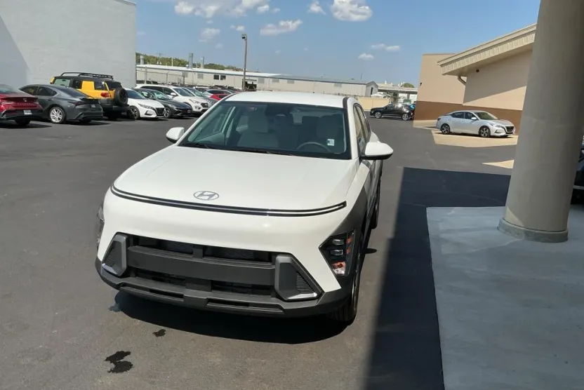 2026 Hyundai Kona SE photo 1