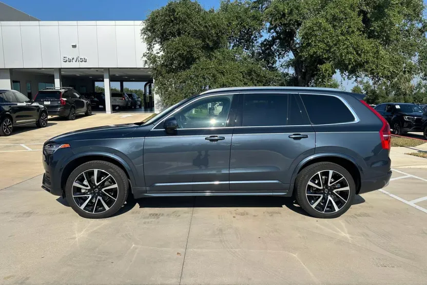 2022 Volvo XC90 T6 AWD Momentum photo 1