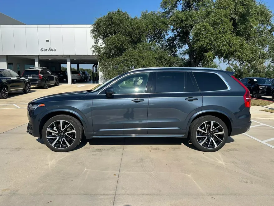 2022 Volvo XC90 T6 AWD Momentum photo 1