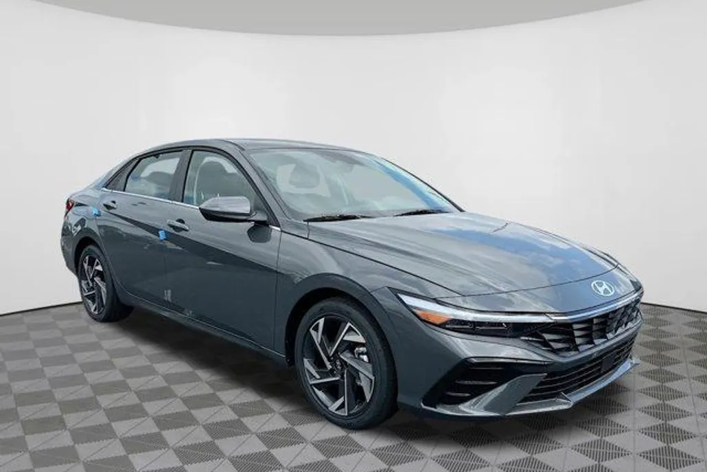 2025 Hyundai Elantra SEL Convenience photo 1