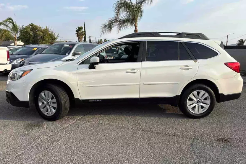 2015 Subaru Outback 2.5i Premium photo 1