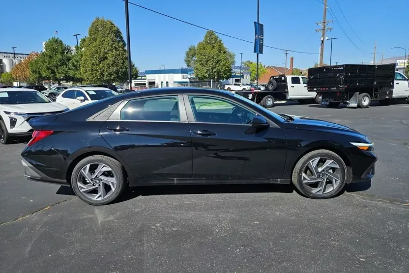 2025 Hyundai Elantra SEL Sport photo 1