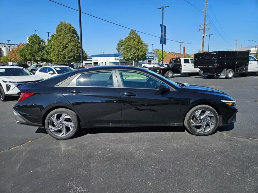 2025 Hyundai Elantra SEL Sport photo 1