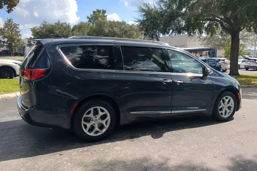 2020 Chrysler Pacifica Limited photo 1
