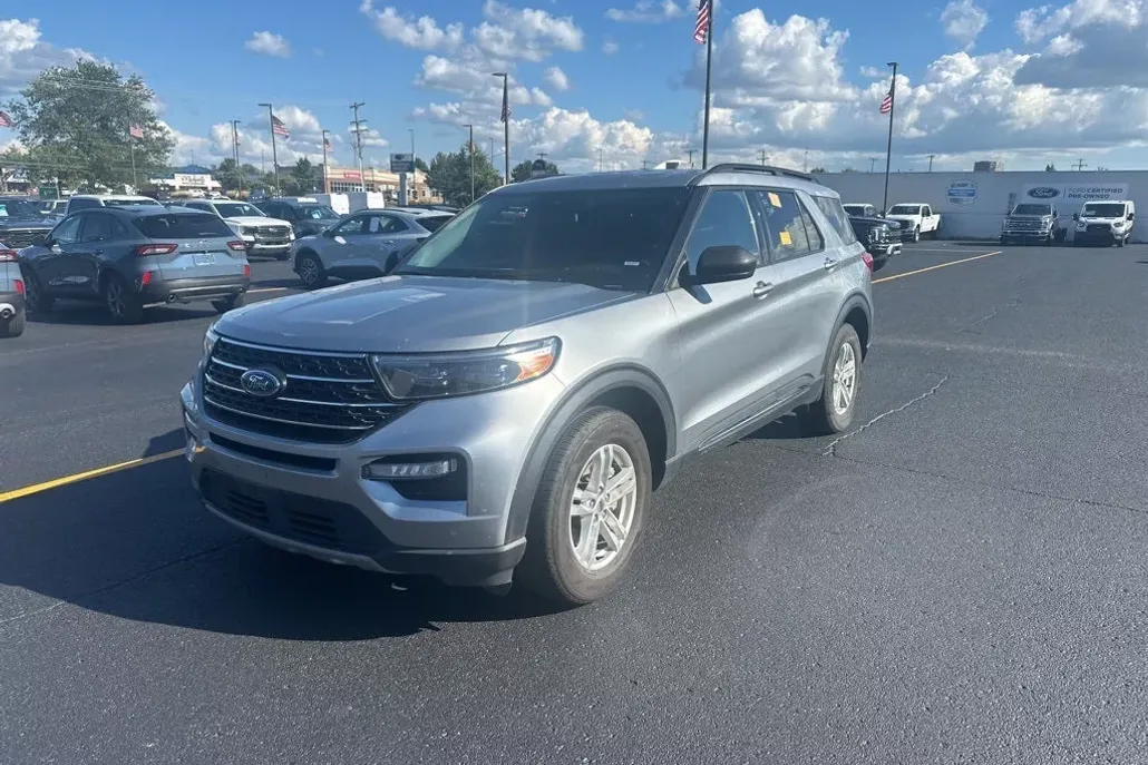 2023 Ford Explorer XLT photo 1