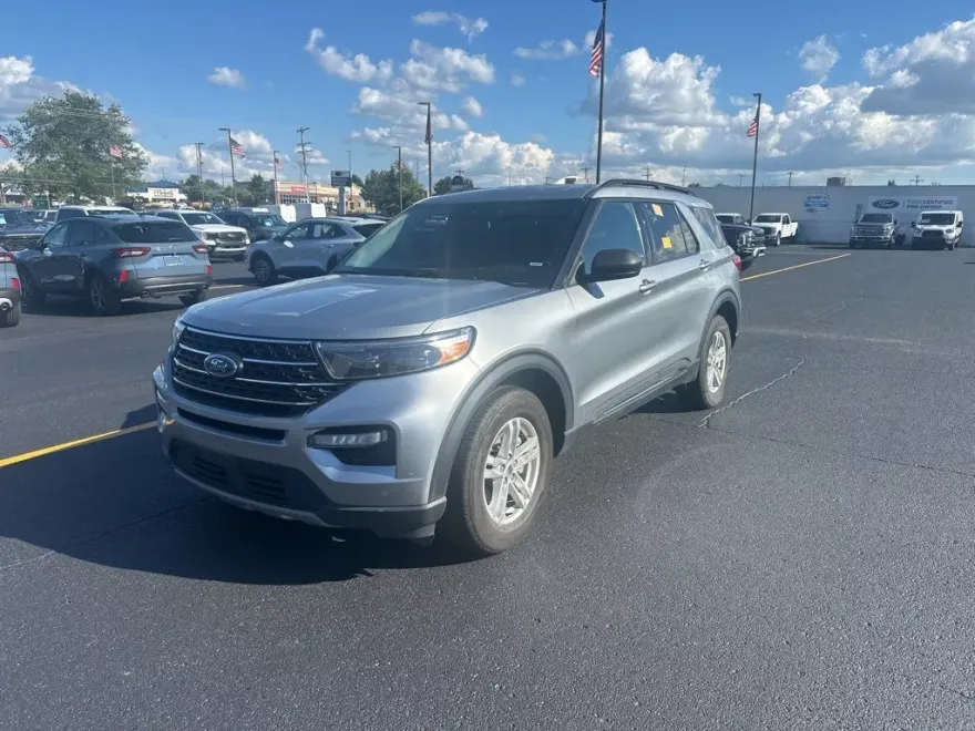 2023 Ford Explorer XLT photo 1
