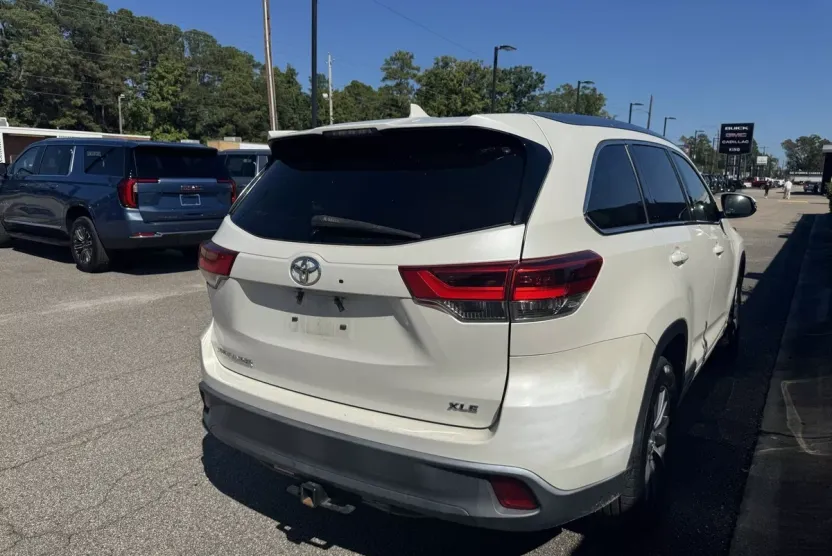 2017 Toyota Highlander XLE photo 1