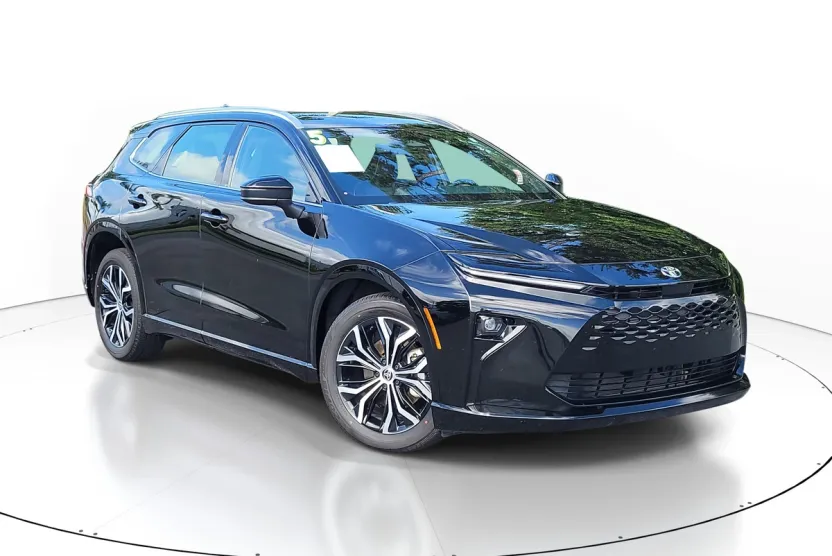 2025 Toyota Crown Signia XLE photo 1