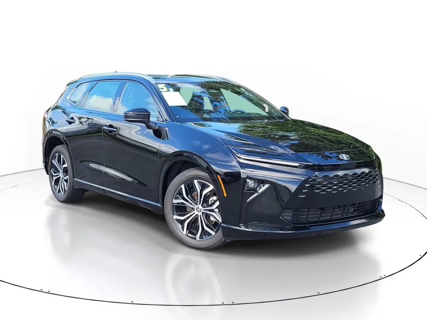 2025 Toyota Crown Signia XLE photo 1