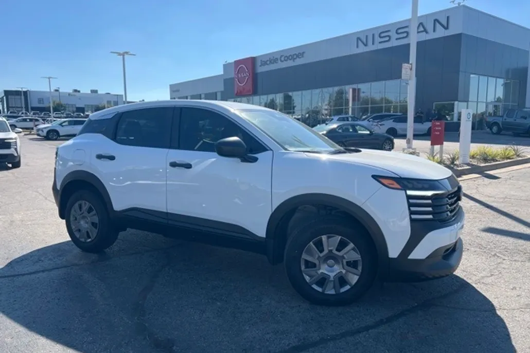 2025 Nissan Kicks S photo 1