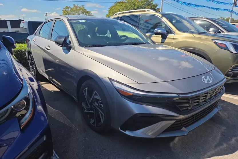 2025 Hyundai Elantra SEL Sport photo 1