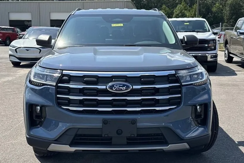 2025 Ford Explorer photo 1