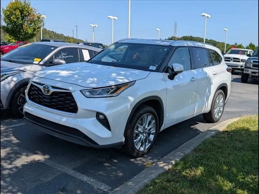 2023 Toyota Highlander Limited photo 1