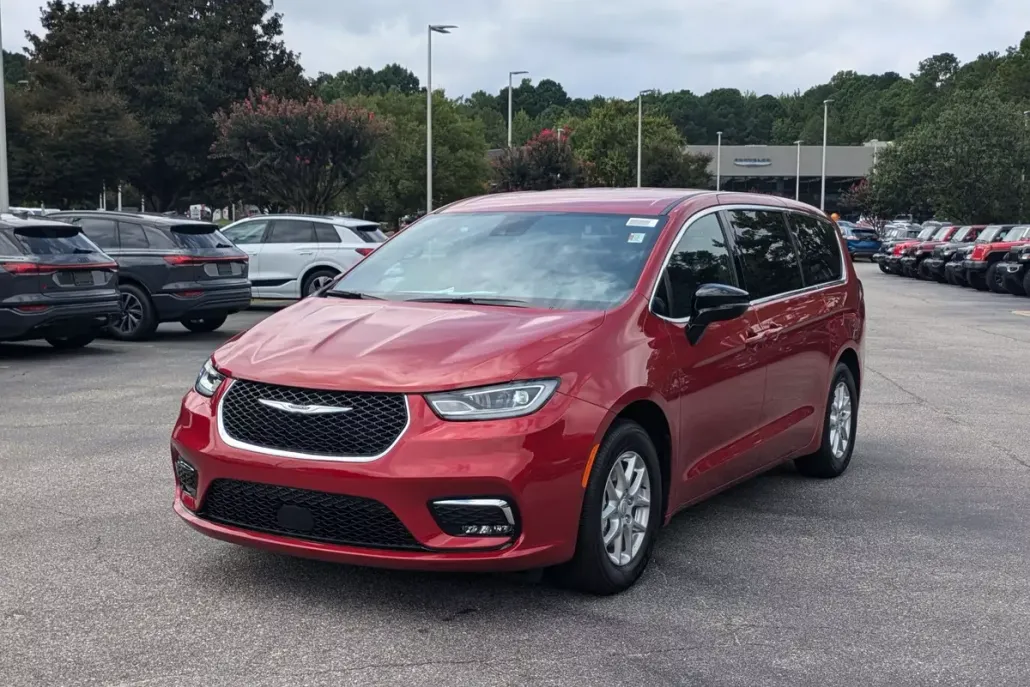 2026 Chrysler Pacifica photo 1