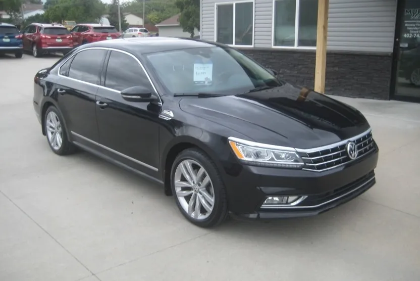 2018 Volkswagen Passat 2.0T SEL Premium photo 1