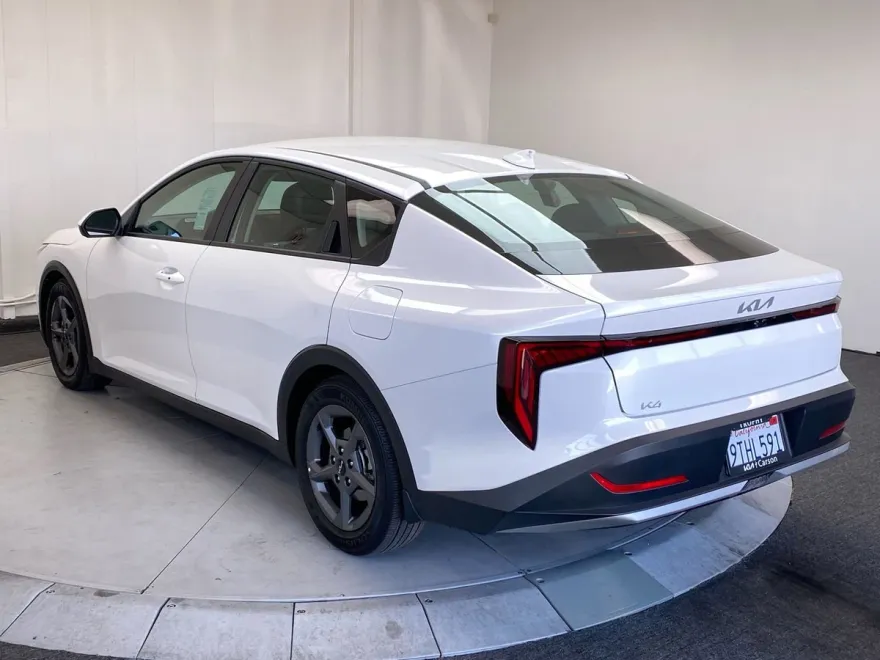 2025 Kia K4 LXS photo 1