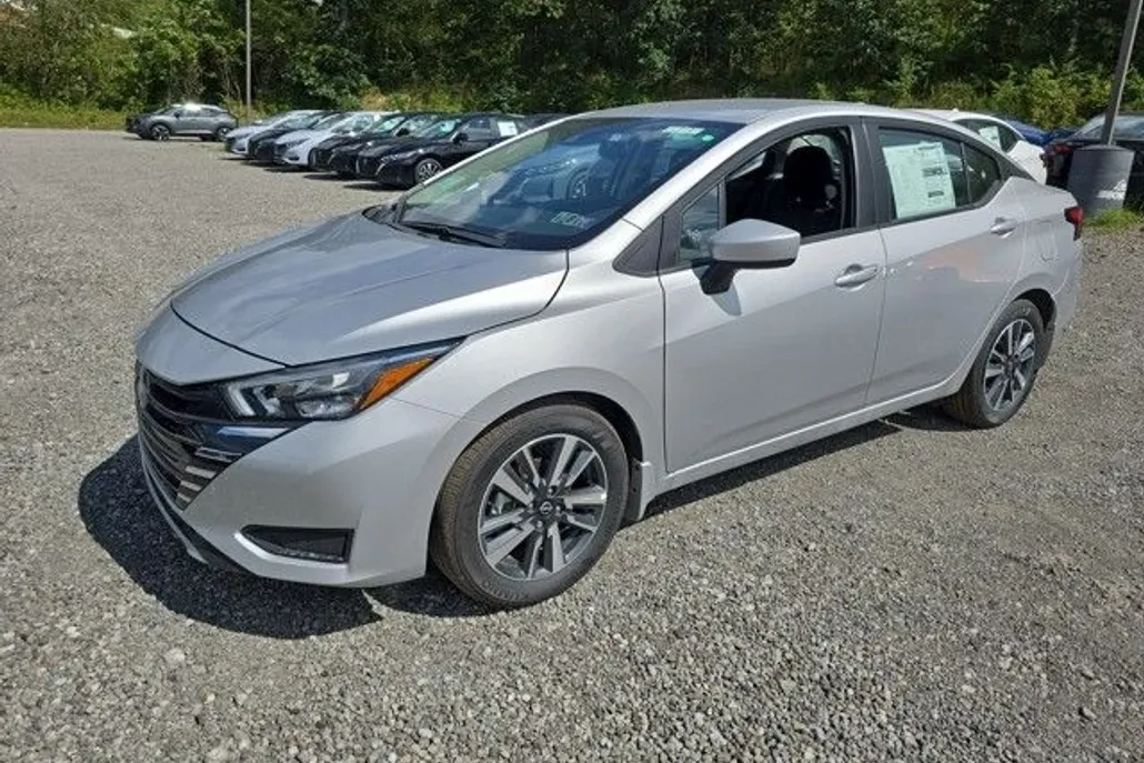 2025 Nissan Versa 1.6 SV photo 1