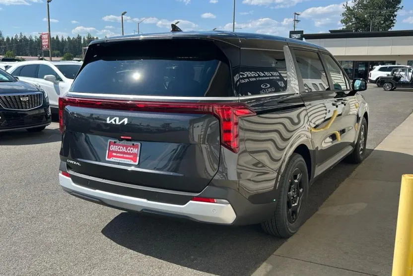 2026 Kia Carnival LXS photo 1