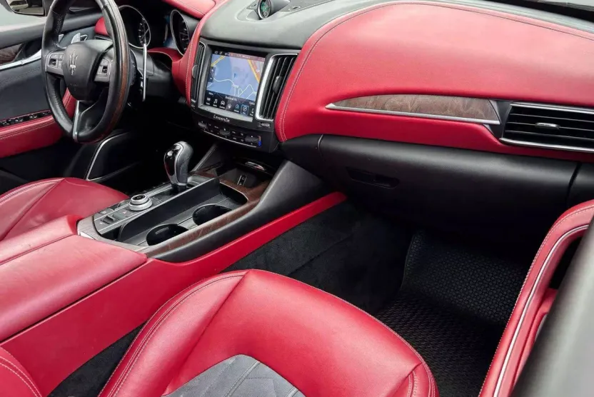 2017 Maserati Levante S photo 1