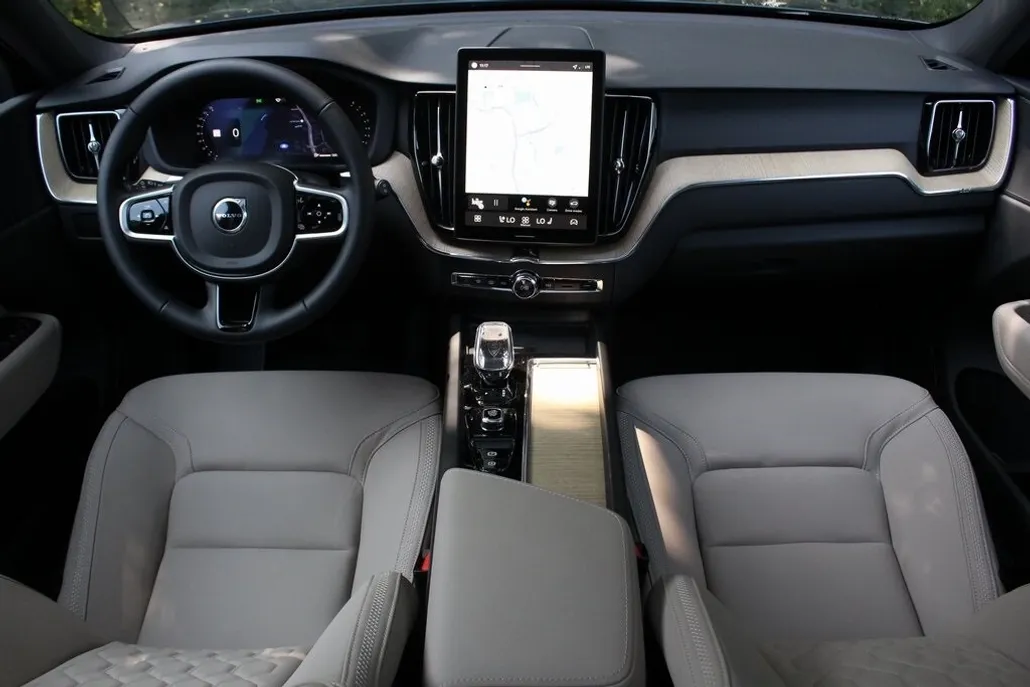 2026 Volvo XC60 B5 Core photo 1