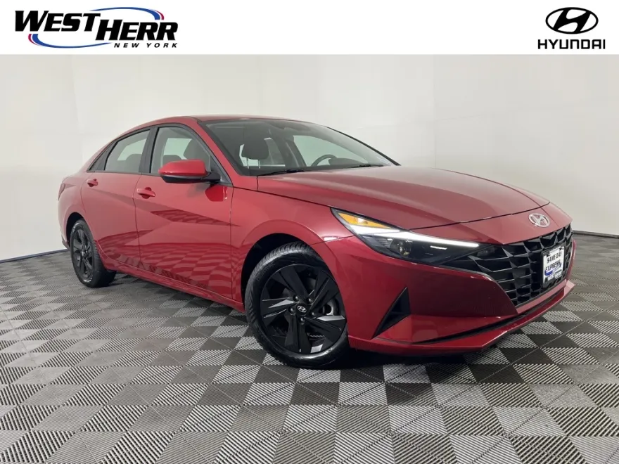 2023 Hyundai Elantra SEL photo 1